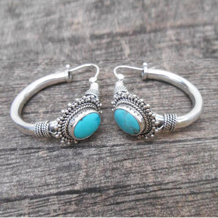 Pendientes Chic™ retro turquesa de Rose & Oliver, estilo vintage, con detalles elegantes y acabamiento brillante.