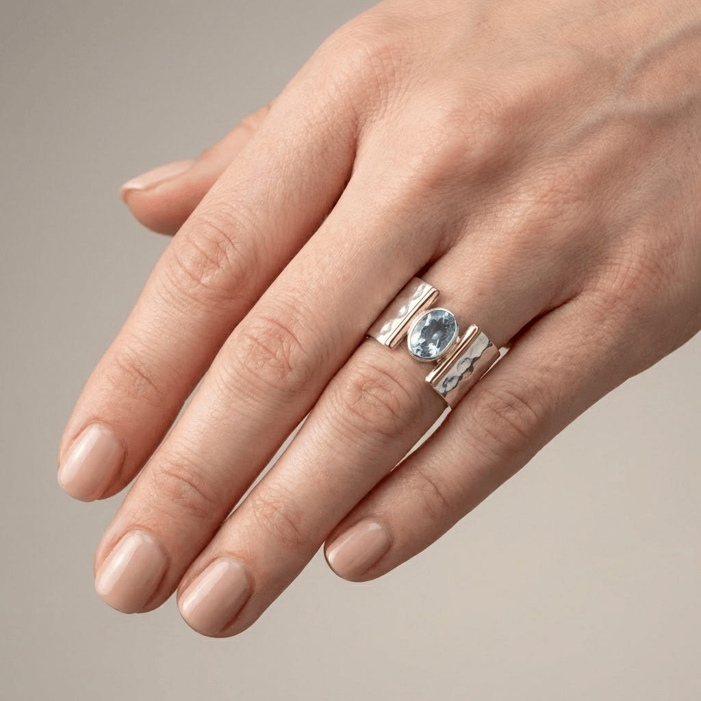 Moderner Ring mit goldenen und silbernen Topas von Rose & Oliver, mit elegantem Design und glänzenden Details.