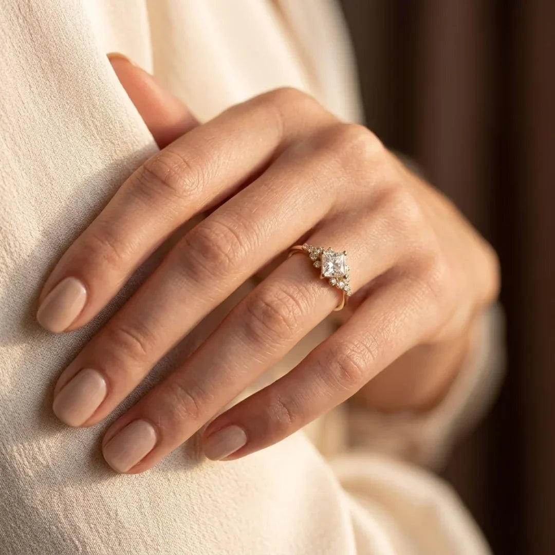 Anillo de solitario cuadrado en oro con acabado brillante, de la marca Rose & Oliver, mostrado de frente.