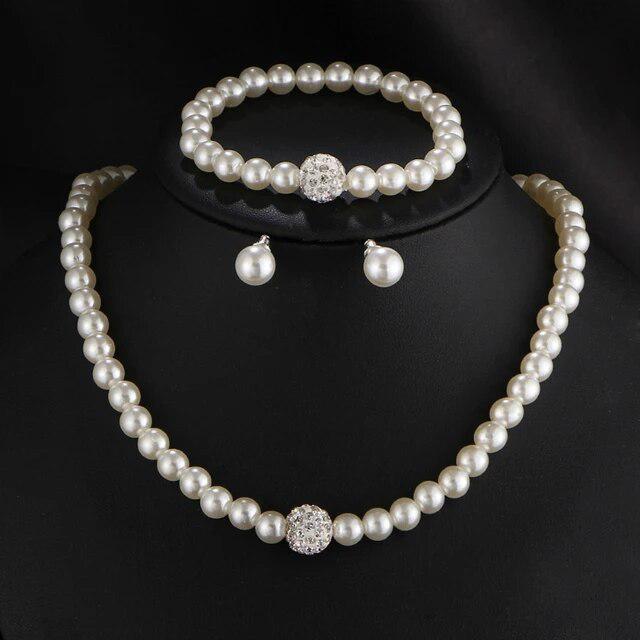 Set de joyas Rose & Oliver con collar y aretes de perlas de imitación para boda, elegante y femenino.