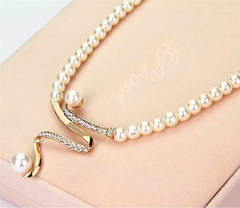 Conjunto de brincos e colar de pérolas naturais da Rose & Oliver, com pérolas brancas e acabamento elegante.