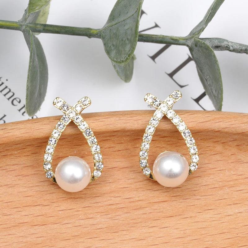 Perlen-Ohrringe mit Glitzer von Rose & Oliver, im eleganten Stil, mit glänzenden Details aus Kristallen und Imitationsperlen.