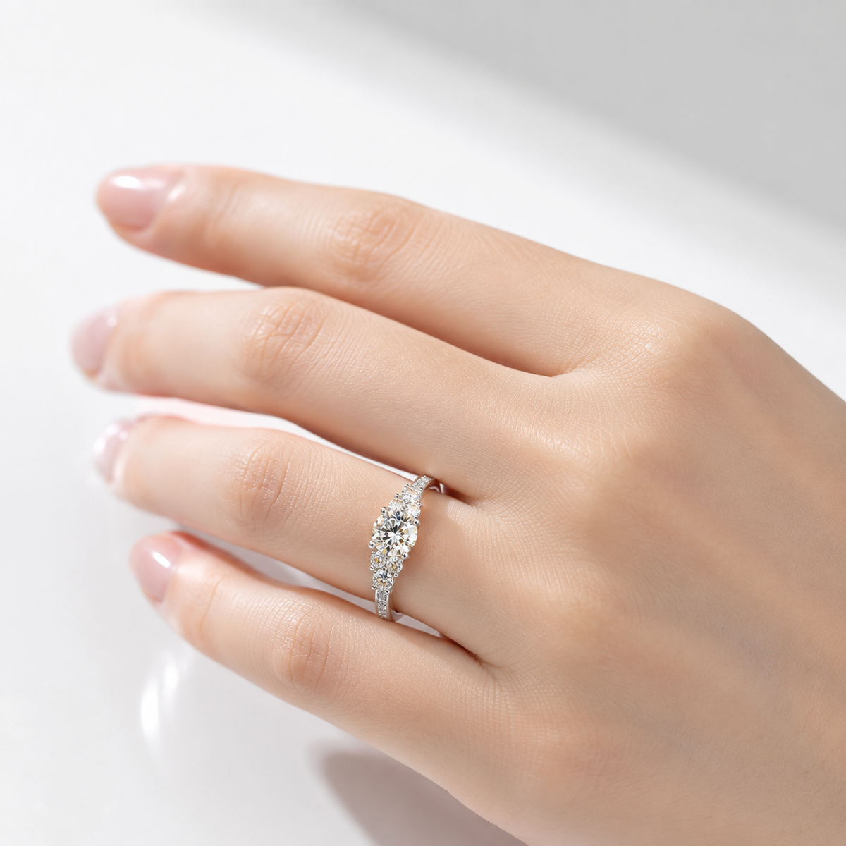 Vintage-Ring aus Silber mit rundem Zirkonia, klassisches und elegantes Design, von der Marke Rose & Oliver.