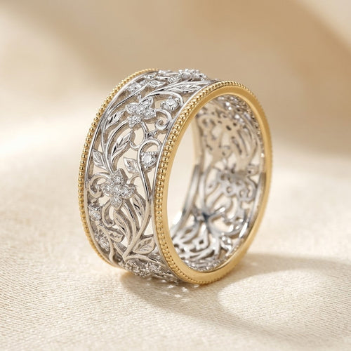 Anel decorado em prata e ouro da Rose & Oliver com detalhes ornamentais, mostrando o design elegante e acabamento refinado.