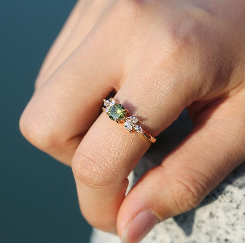 Anel delicado de ouro com folha e peridoto verde, design elegante da marca Rose & Oliver.