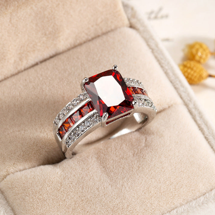 Rose & Oliver Silber-Ring mit Rubin, Design mit zwei getrennten Bändern, Fokus auf den zentralen Rubinstein.