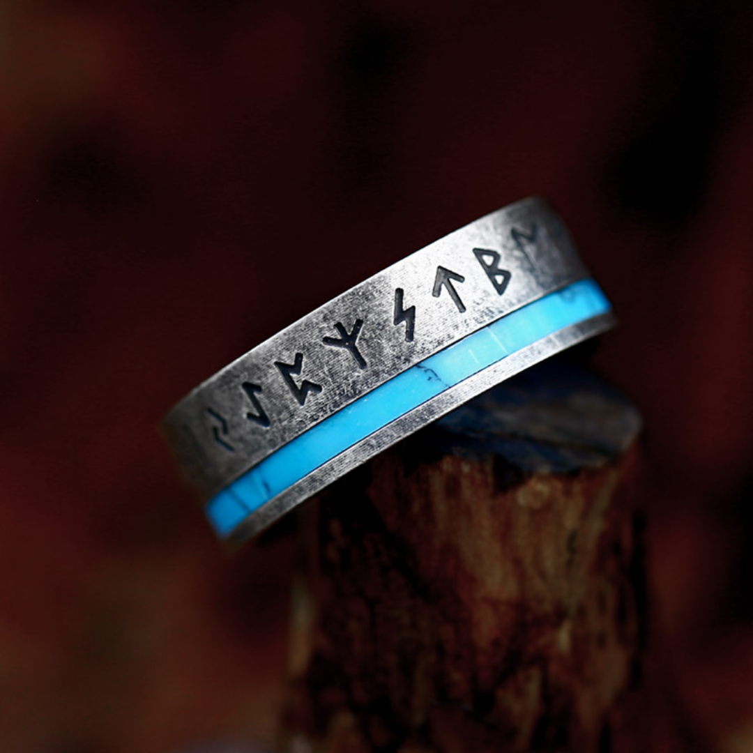Anel Runestone Legacy da Rose & Oliver, com design detalhado e acabamento em prata, destacando-se na imagem.