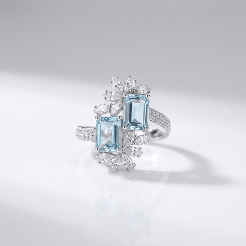 Anel de prata com cristal de aquamarine ajustável, design elegante da marca Rose & Oliver, destaque na imagem.
