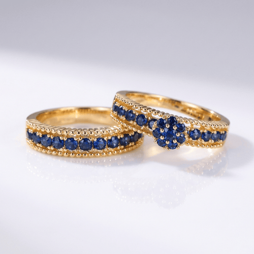 Conjunto de anéis empilhados de safira azul e ouro da Rose & Oliver, joalheria elegante para usar no dedo.