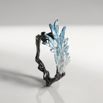 Anel ajustável Blue Crystal Whisper da Rose & Oliver com cristal azul brilhante e acabamento prateado elegante.