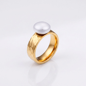 Vintage-Ring von Rose & Oliver mit goldener Perle und klassischem Design, mit Fokus auf elegante Verarbeitung und feine Details.
