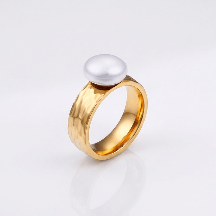Vintage-Ring von Rose & Oliver mit goldener Perle und klassischem Design, mit Fokus auf elegante Verarbeitung und feine Details.