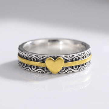 Handgefertigter Bandring aus Gold mit Herz, der Marke Rose & Oliver, im Bild in Nahaufnahme dargestellt.