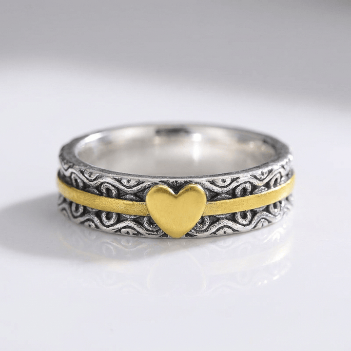Handgefertigter Bandring aus Gold mit Herz, der Marke Rose & Oliver, im Bild in Nahaufnahme dargestellt.