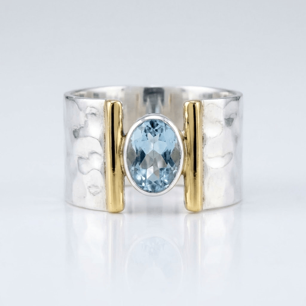 Moderner Ring aus Silber, Gold und Topas mit elegantem Design, von der Marke Rose & Oliver, der Details des Schmuckstücks zeigt.