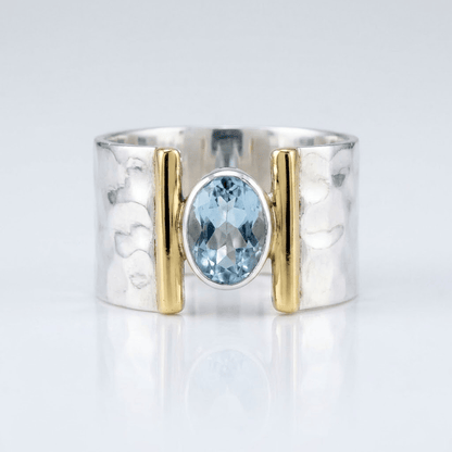 Moderner Ring aus Silber, Gold und Topas mit elegantem Design, von der Marke Rose & Oliver, der Details des Schmuckstücks zeigt.