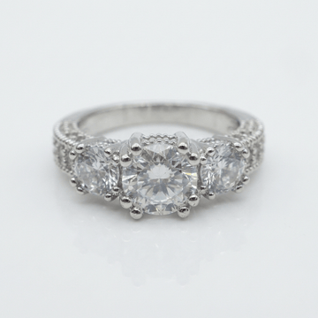 Anel redondo de Zirconia prateada com halo, da marca Rose & Oliver, exibido com detalhes brilhantes e acabamento polido.