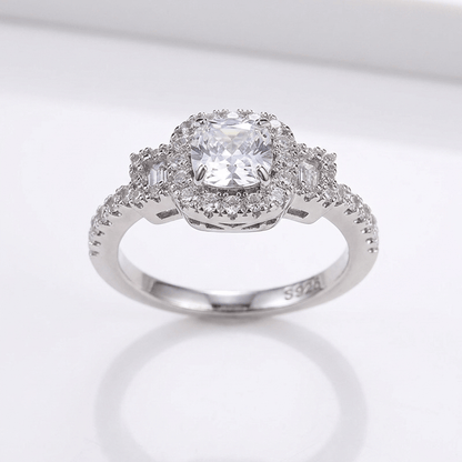 Anel de prata com diamantes em halo de cushion, da marca Rose & Oliver, destacando o design elegante e brilho refinado.