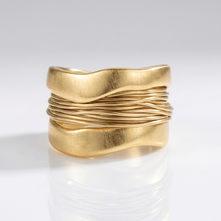 Handgefertigter Ring aus Silber und Gold mit Wire-Wrap-Finish, kreiert von der Marke Rose & Oliver, mit zarten und eleganten Details.