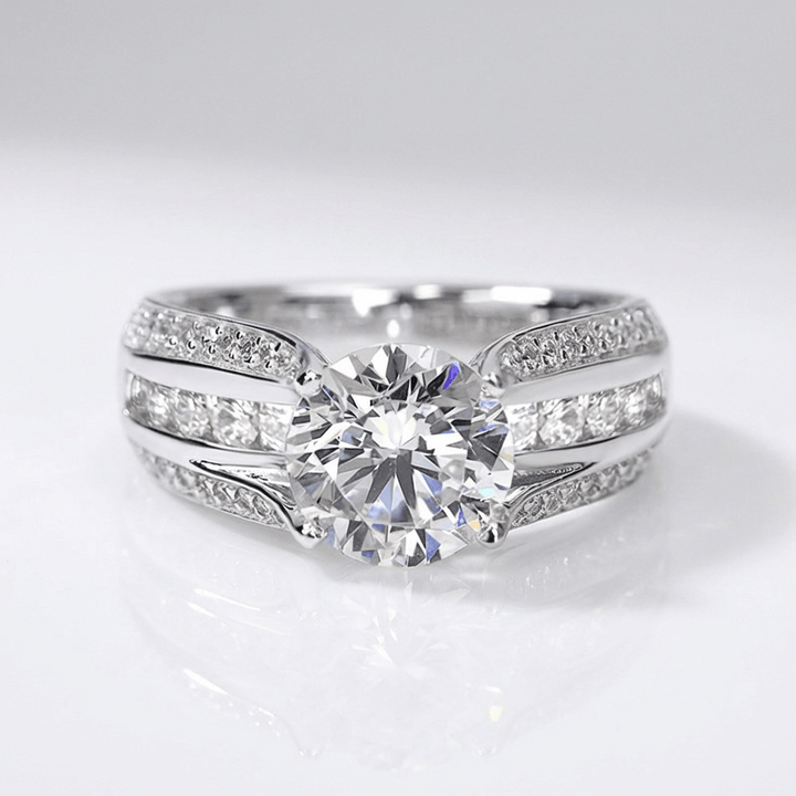 Anel de prata redonda com pavê de diamantes, estilo clássico, da marca Rose & Oliver, exibido em close na imagem.