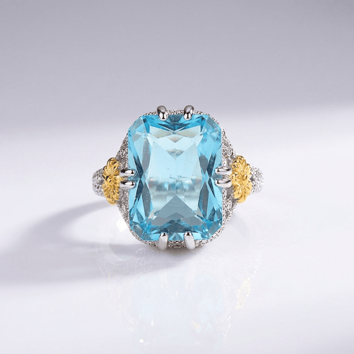 Vintage-Ring mit goldfarbenem Aquamarin von Rose & Oliver, elegantes Detail und blauer Stein in antikem Silber.