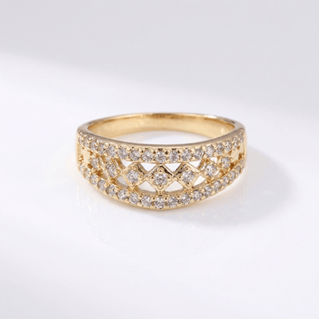 Anel de casamento em ouro com acabamento pavê, da marca Rose & Oliver, exibindo uma faixa brilhante e elegante.