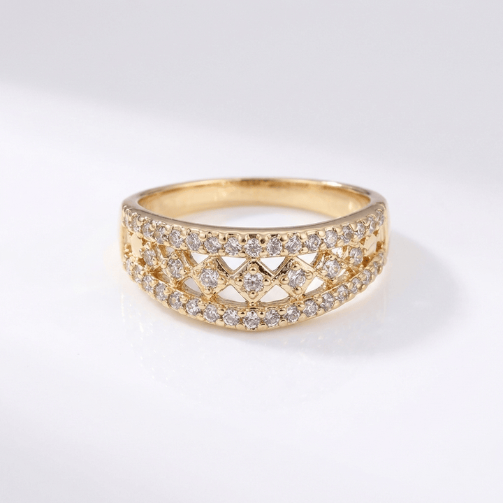 Anel de casamento em ouro com acabamento pavê, da marca Rose & Oliver, exibindo uma faixa brilhante e elegante.