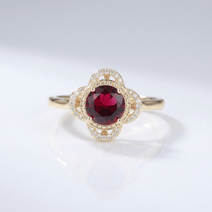 Anel de ouro com rubi, diamantes e halo, da marca Rose & Oliver, exibindo detalhes refinados e brilho elegante.