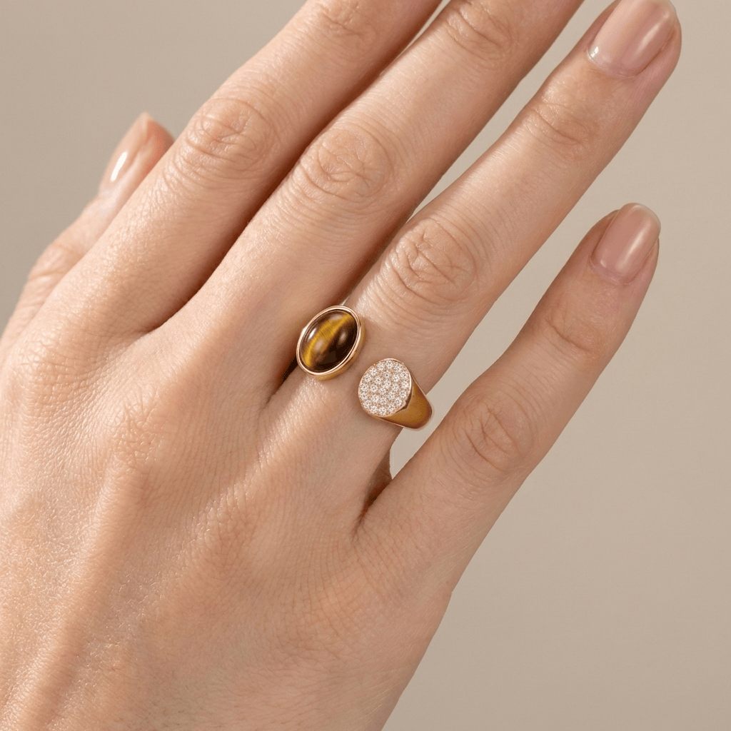 Anel ajustável com quartzo fumê dourado da Rose & Oliver, destacando a pedra preciosa e o design elegante em prata.