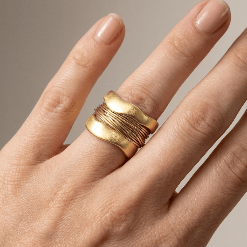 Handgefertigter Ring aus Silber und Gold mit Wire-Wrap-Finish von Rose & Oliver, mit feinen Details und elegantem Design.