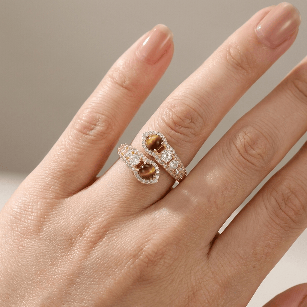 Anel ajustável de quartzo fumê dourado da Rose & Oliver, com pedra grande e detalhes elegantes em acabamento dourado.