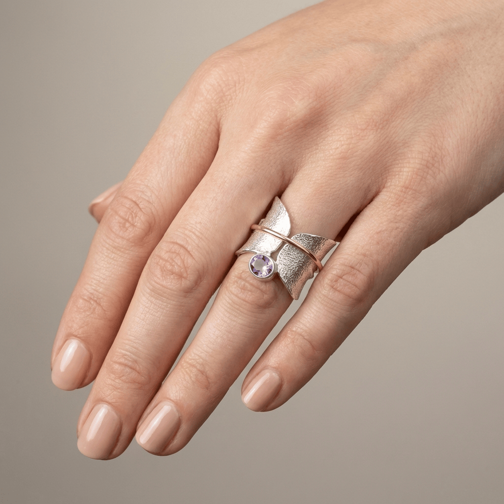 Ring Schmetterling Amethyst aus Silber mit Golddetails, mit dekorativer Schmetterling von der Marke Rose & Oliver.
