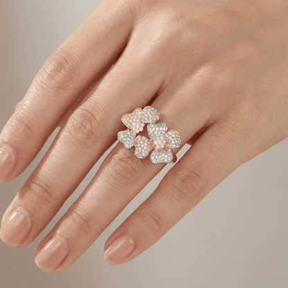 Anel Rose & Oliver com três borboletas de cristal dourado, detalhes delicados em acabamento dourado, design elegante e encantador.