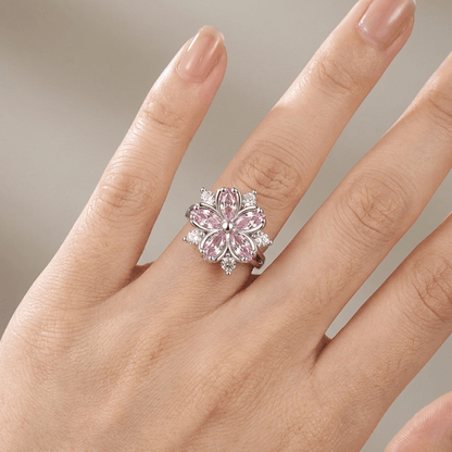 Verstellbarer Ring aus Silber mit rosa Kristall und Kirschblüten-Details im zarten Stil, von der Marke Rose & Oliver.