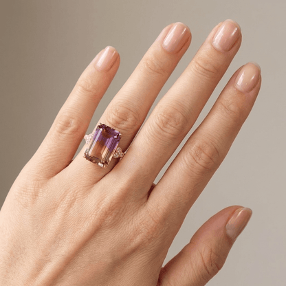 Roségoldring mit Amethyst, elegantes Schmuckstück der Marke Rose & Oliver, das den glänzenden zentralen Stein und feine Details präsentiert.