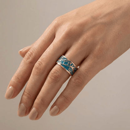 Roségoldener Ring mit Türkisstein und mystischem Design, von der Marke Rose & Oliver, in Nahaufnahme abgebildet.