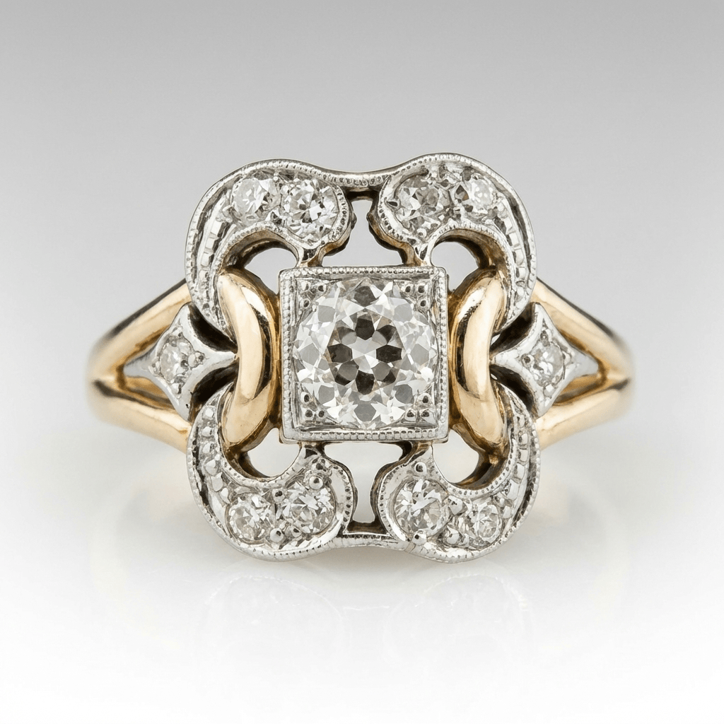 Anillo retro de escultura con detalles de diamante de Rose & Oliver, resaltando su diseño artístico y acabado brillante.