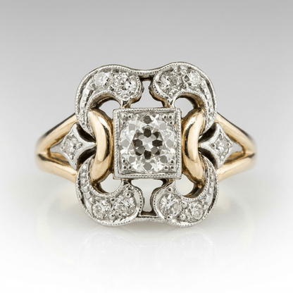 Anillo retro de escultura con detalles de diamante de Rose & Oliver, resaltando su diseño artístico y acabado brillante.