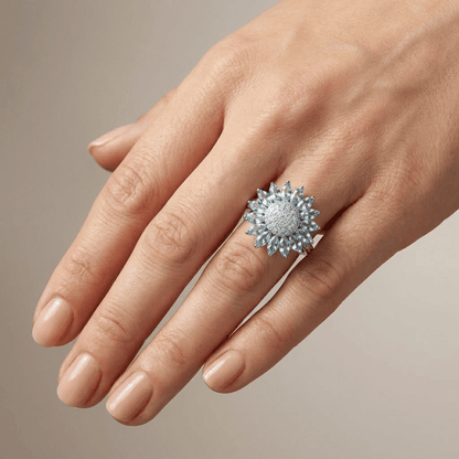 Anillo con flor de topacio azul plateado de Rose & Oliver, destacando la piedra de topacio azul y los detalles florales en la joya.