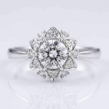 Ring aus Silber mit Zirkonia in Lotusform, von der Marke Rose & Oliver, dargestellt in einem klaren und eleganten Bild.