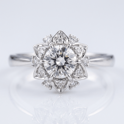 Ring aus Silber mit Zirkonia in Lotusform, von der Marke Rose & Oliver, dargestellt in einem klaren und eleganten Bild.