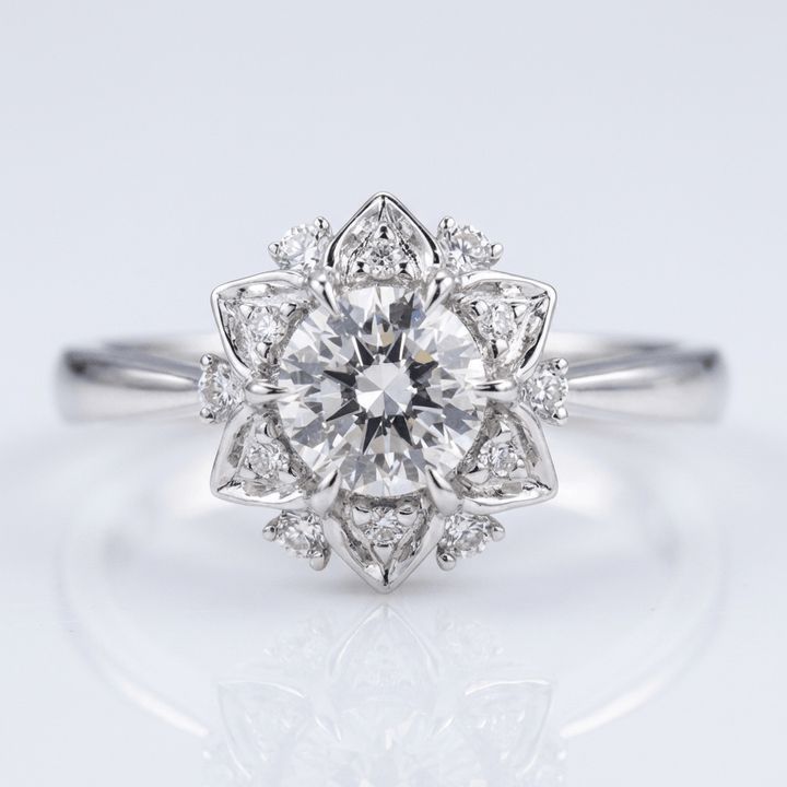 Ring aus Silber mit Zirkonia in Lotusform, von der Marke Rose & Oliver, dargestellt in einem klaren und eleganten Bild.