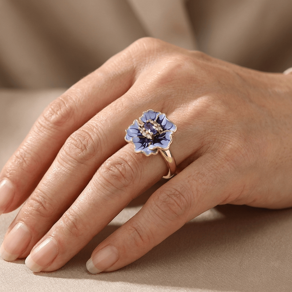 Anel Rose & Oliver Gold Blue Blossom com detalhes florais em azul e ouro, delicado e elegante para uso diário.