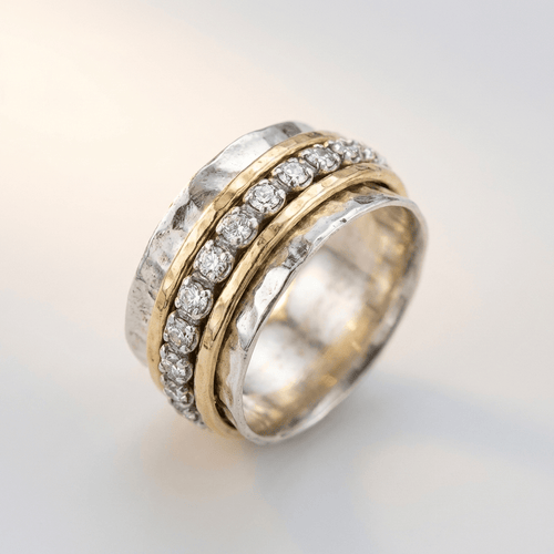 Anillo de circonio Serenity Spin de Rose & Oliver con detalles brillantes y diseño elegante en plata.