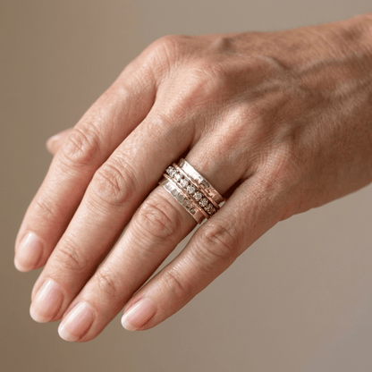 Anillo Zirconia Serenity Spin de Rose & Oliver con acabado plateado y piedra de zirconia brillante en la imagen.