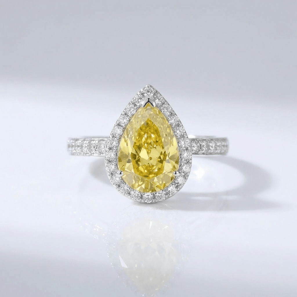 Gelber Diamant-Ring in Perenschliff mit Halo von Rose & Oliver, Detail eines Schmuckrings mit zentralem Stein in Perenform