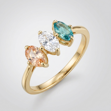 Ring Golden Trio von Rose & Oliver mit drei Reihen goldener Details aus Edelstahl, moderner und eleganter Stil.