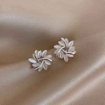 Brincos Sienna™ da Rose & Oliver com flores de opala elegantes em forma de círculo para pets, acessórios delicados e sofisticados.