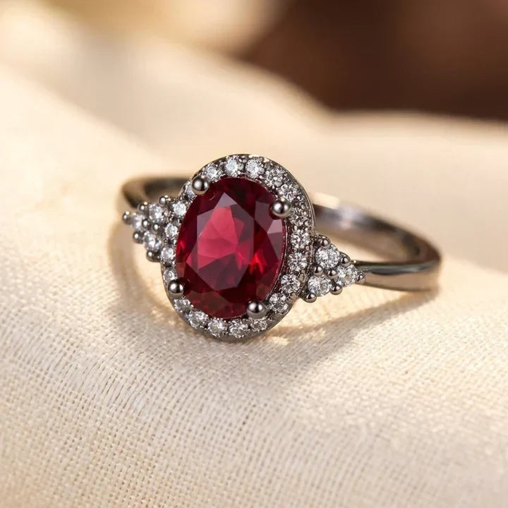 Silberring mit Rubis-Halo im Vintage-Stil, von der Marke Rose & Oliver, der glänzende Details und eine hochwertige Verarbeitung zeigt.