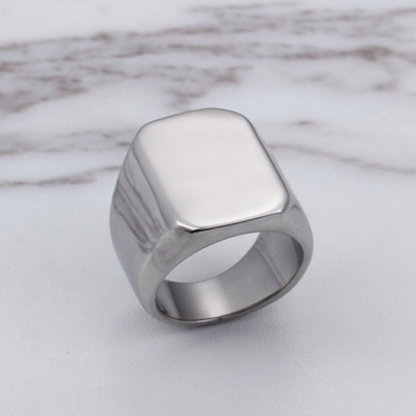 Anel Bold Heritage da Rose & Oliver, anel de metal com design robust e detalhes elegantes para uso cotidiano.